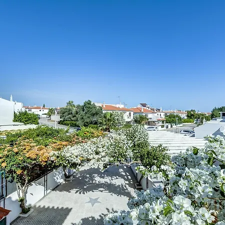 Guest house Bougainvilleas 5 Bedrooms With Private Pool And Parking -