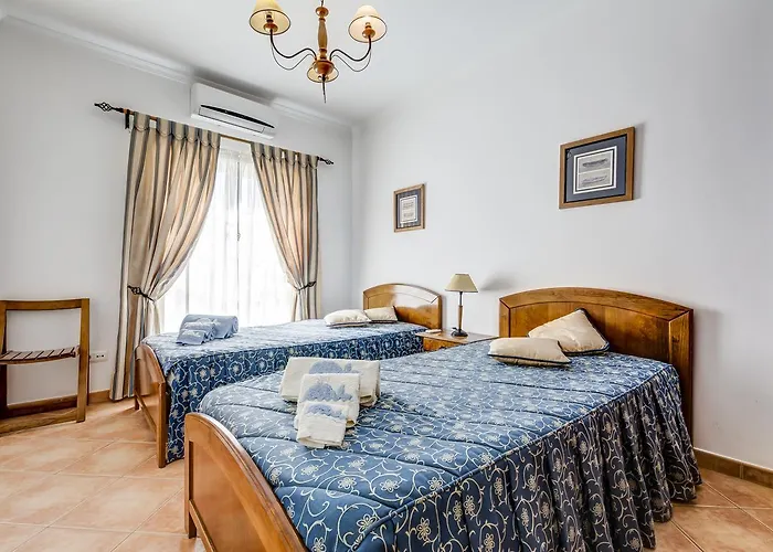 Bougainvilleas 5 Bedrooms With Private Pool And Parking - Guest house