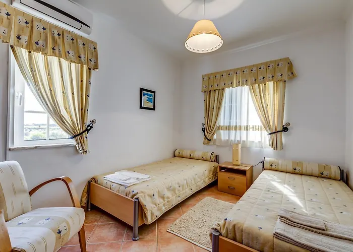 Guest house Bougainvilleas 5 Bedrooms With Private Pool And Parking - 4*
